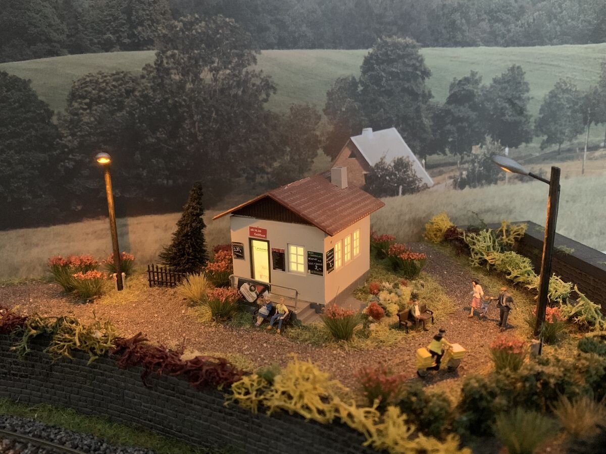 Kleiner Modellbahn Imbiss mit zwei Laternchen